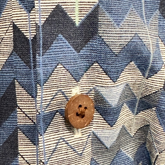 LL Bean Slightly Fitted Blue Chevron Print Camp Shirt With Pocket - Size:LG - Picture 6 of 9